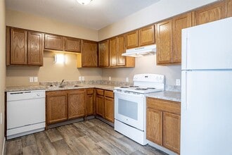 Building Photo - SILVERWOOD APARTMENTS Building Photo - SILVERWOOD APARTMENTS