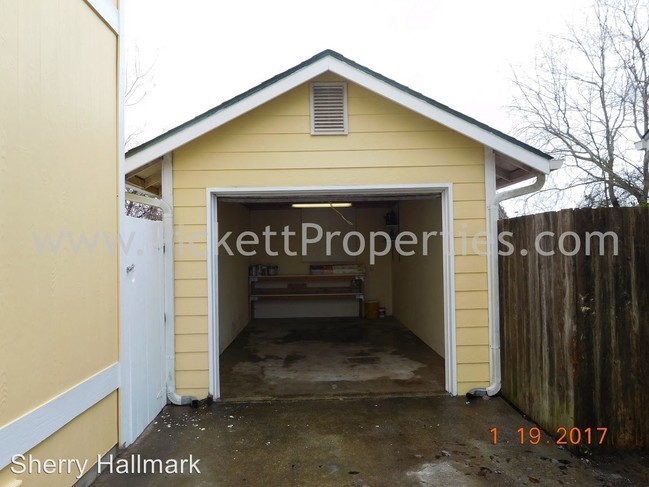 Building Photo - 3978 Broadmoor Loop NE