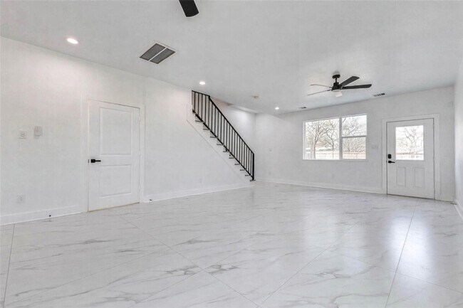 Building Photo - 5912 Mayle St