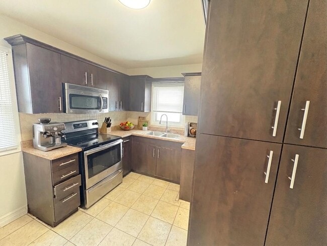 Building Photo - Fully Finished 3 plus den on East Mountain