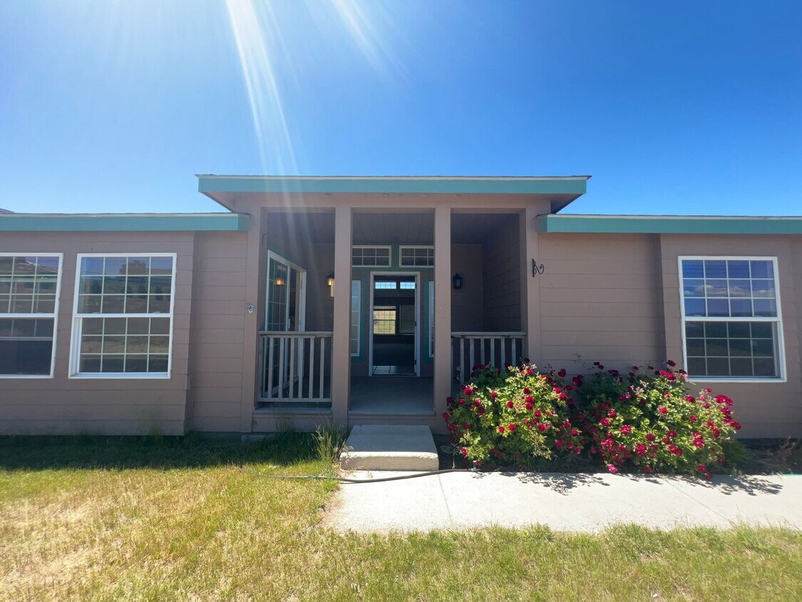Foto principal - 4 Bed 3 Bath Home with Expansive Country V...