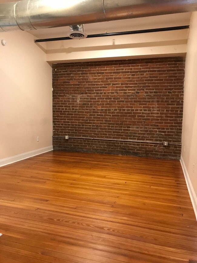 Building Photo - Penthouse above Benny's Pizza
