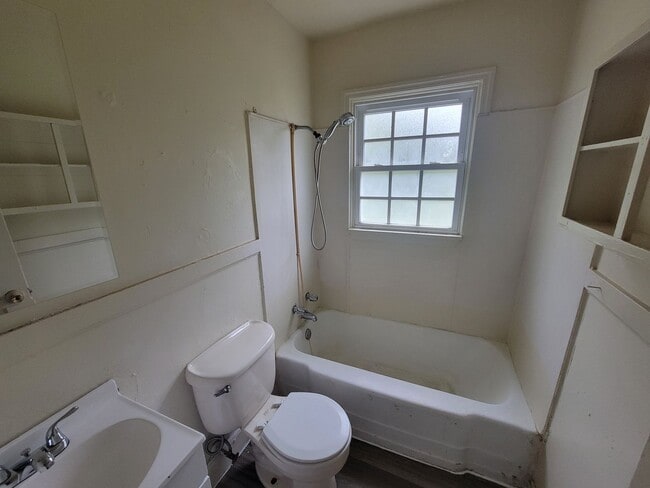 Foto del edificio - 2Bedroom 1 Bathroom Duplex!