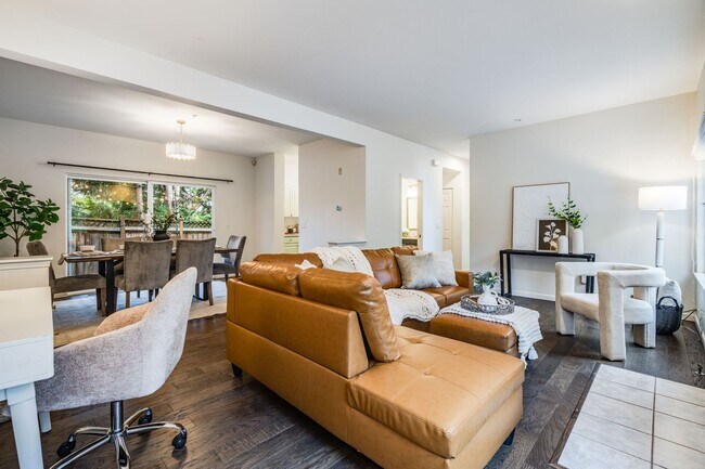 Foto del edificio - RENOVATED 3 BED, 3 BATH KIRKLAND TOWNHOME W GARAGE & EASY COMMUTE!