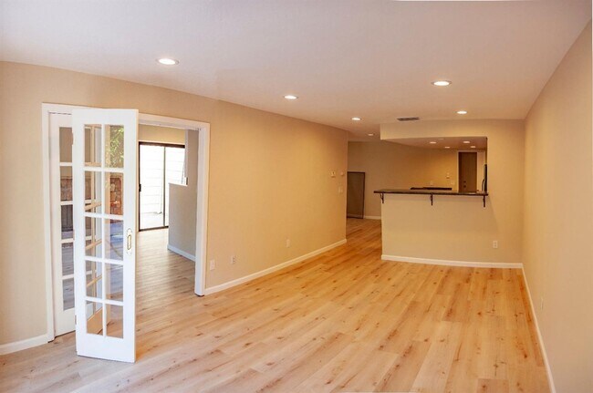 Foto del edificio - ? Greenbelt Access | Sauna | Updated Interior ?