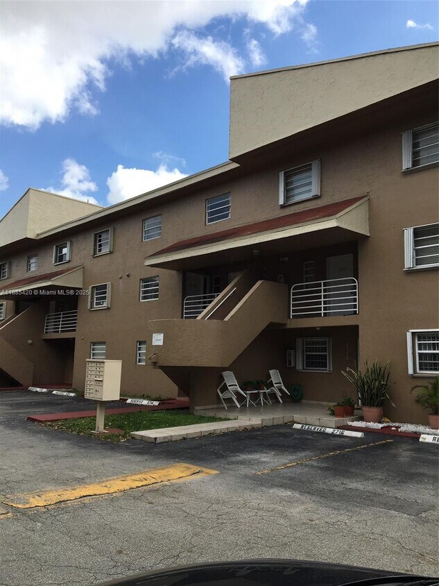 Foto principal - 2726 W 60th St