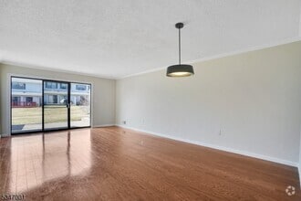 Building Photo - 336 English Pl