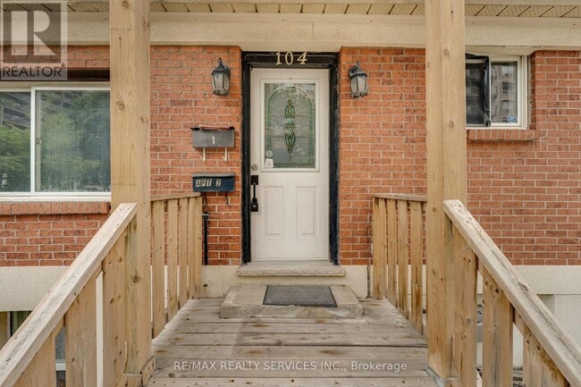Building Photo - 104 Hess St S