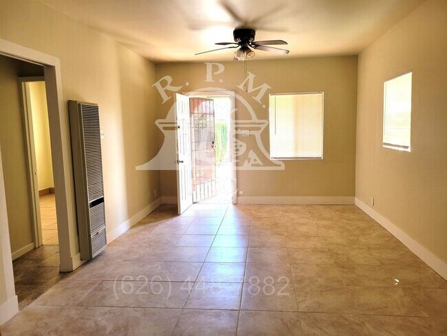 Building Photo - 3 Bedroom House With Plenty of Parking and Large Yard in Los Angeles, CA.