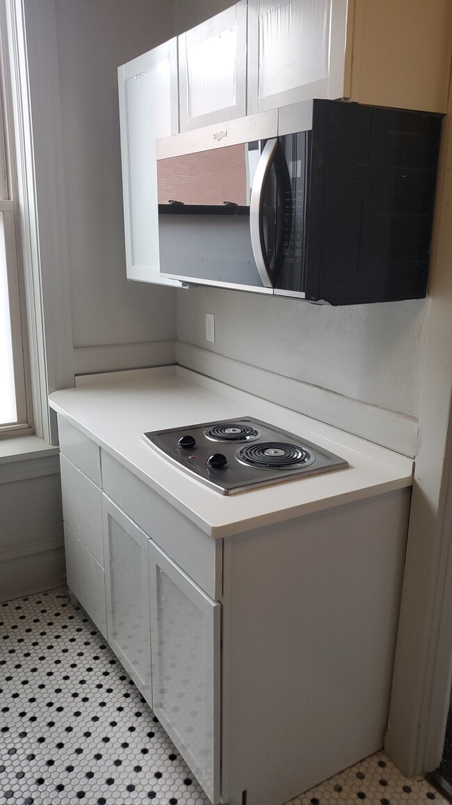 Building Photo - 432 N Milwaukee Ave