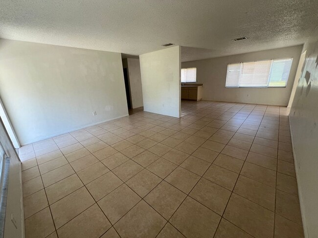 Building Photo - AVAIL 7/15 -- $1,695 ** Annual ** 3 Bed / ...