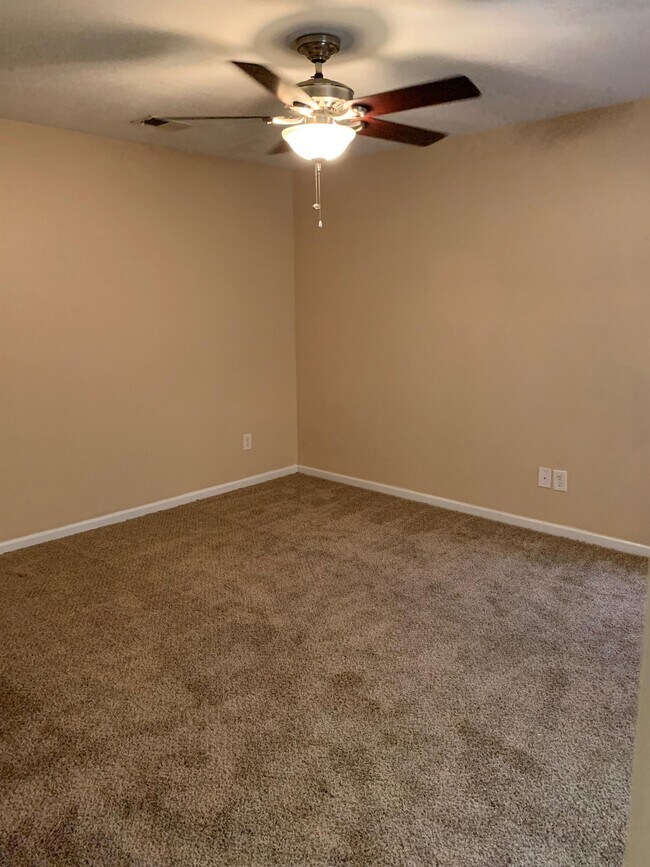 Building Photo - 628 Candytuft Ln