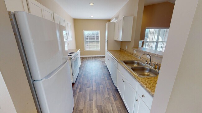 Foto del edificio - Second Floor Rear View 3 Bedroom in a Gate...