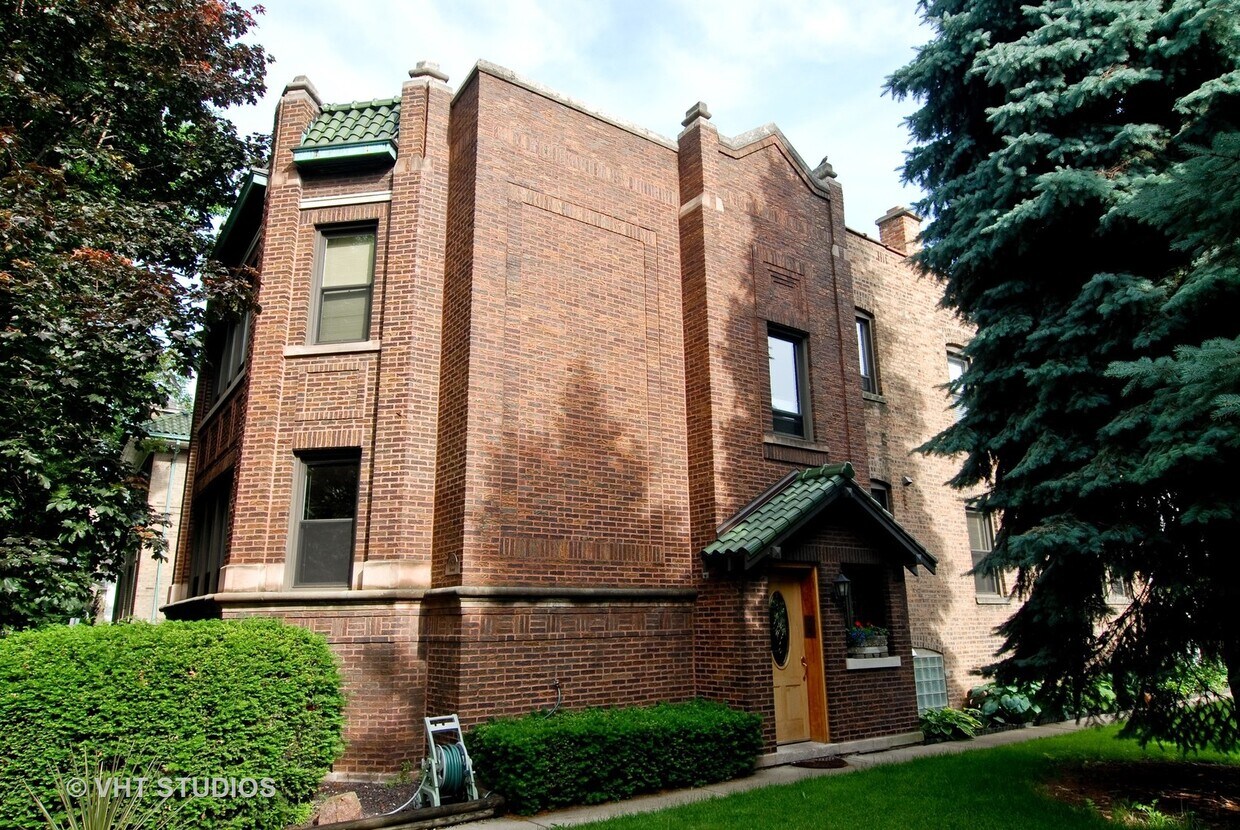 Primary Photo - 2050 W Berwyn Ave