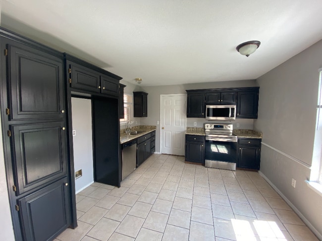 Building Photo - 2905 Mable Dr