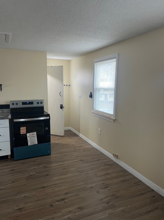 Building Photo - 10 Cindy Dr