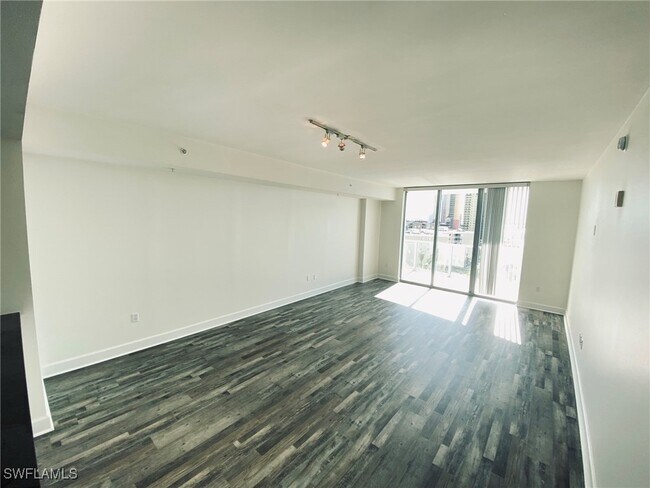 Foto del edificio - 3000 Oasis Grand Blvd