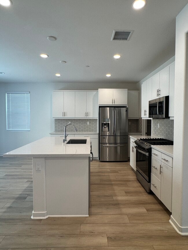 Kitchen - 16216 Hollyhock Ave