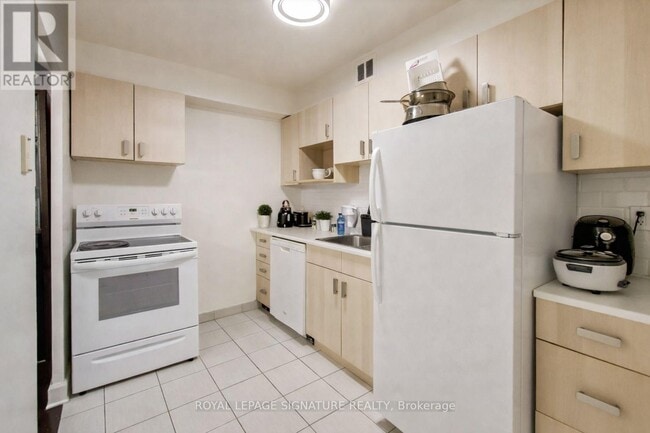 Building Photo - 335 Lonsdale Rd