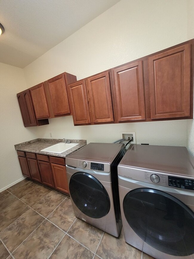 Building Photo - Spacious Home in Del Prado with pool access