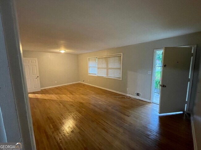 Building Photo - 5251 W Fayetteville Rd