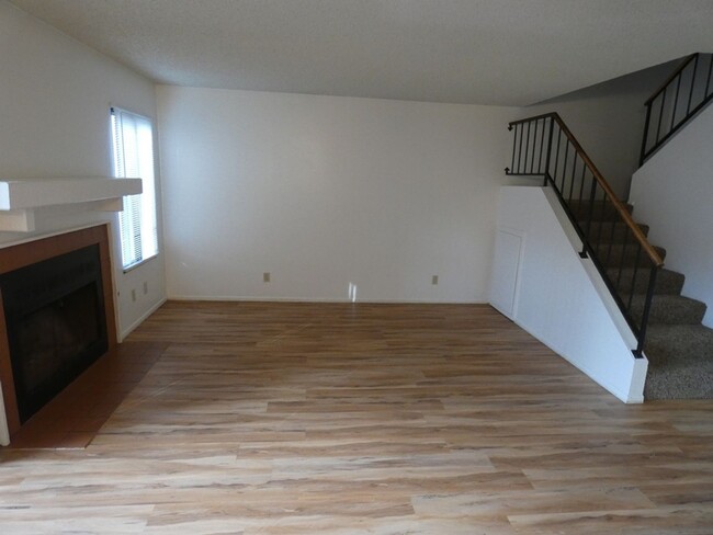 Foto del edificio - Spacious Northpoint Townhome near Righetti...