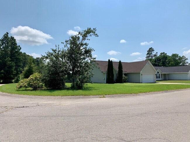 Foto del edificio - 3 Bed, 2 Bath Home on Corner Lot in Raeford