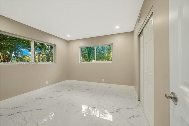 Foto del edificio - 1443 S Cypress Rd