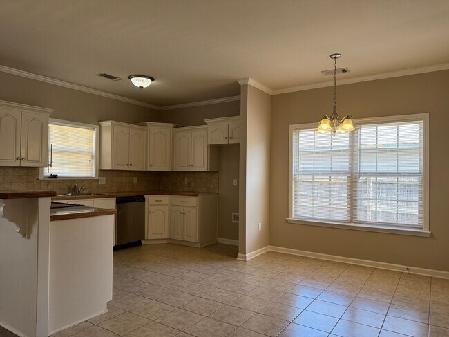 Building Photo - 1645 White Oak Cir