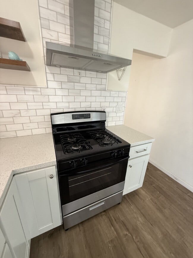 Building Photo - Solar savings on energy. 3rd bonus room.   2 Car Garage, Private Yard, Spacious upgraded interior...