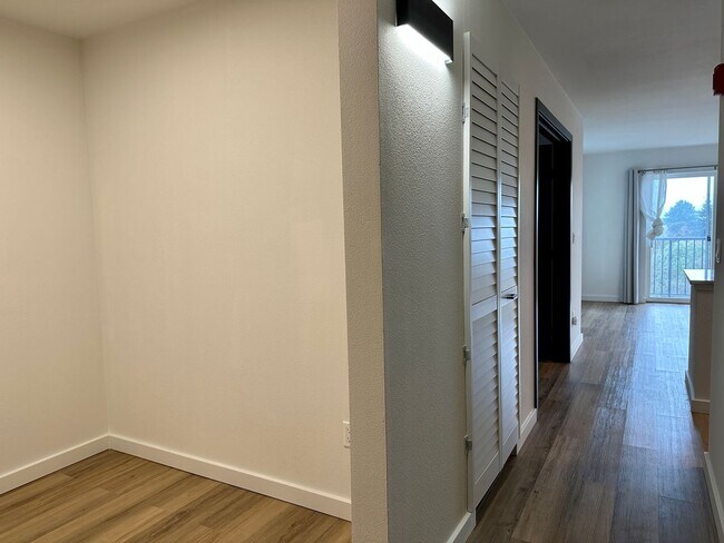 Foto del edificio - Updated 1 bedroom + Den! Parking included!...