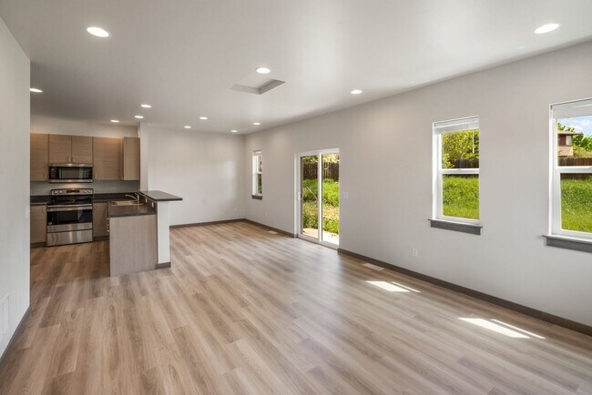 Foto del edificio - Gorgeous 3 Bedroom condos with double stall attached garages with AC-one pet negotiable!!!!