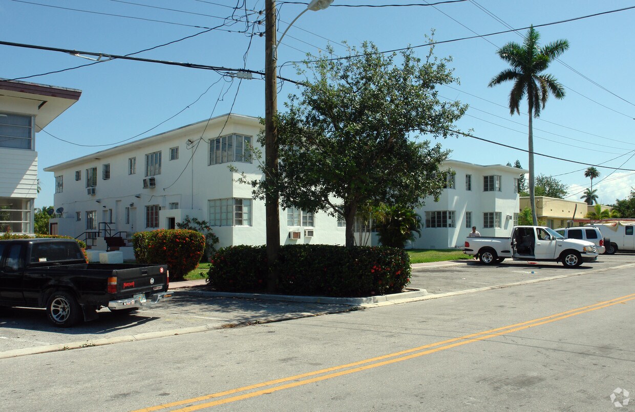 Foto principal - 1745-1755 Calais Dr