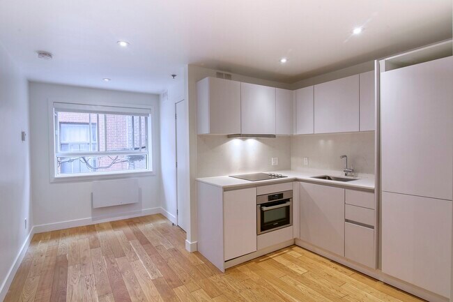 Building Photo - 25 Av des Pins O