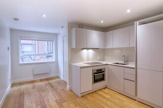 Building Photo - 25 Av des Pins O
