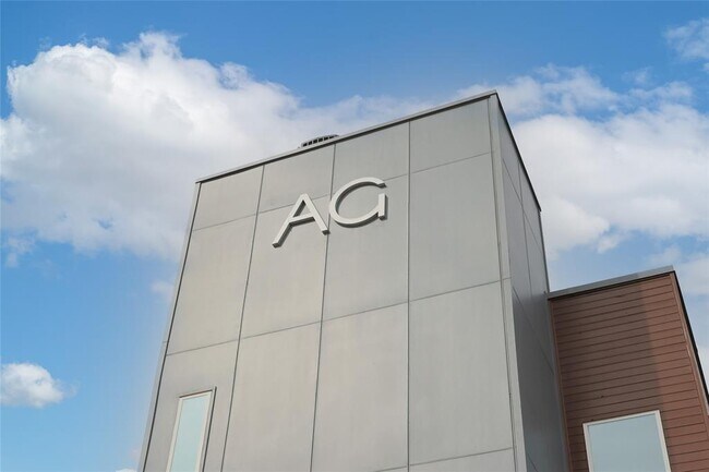 Building Photo - 1245 Gano St