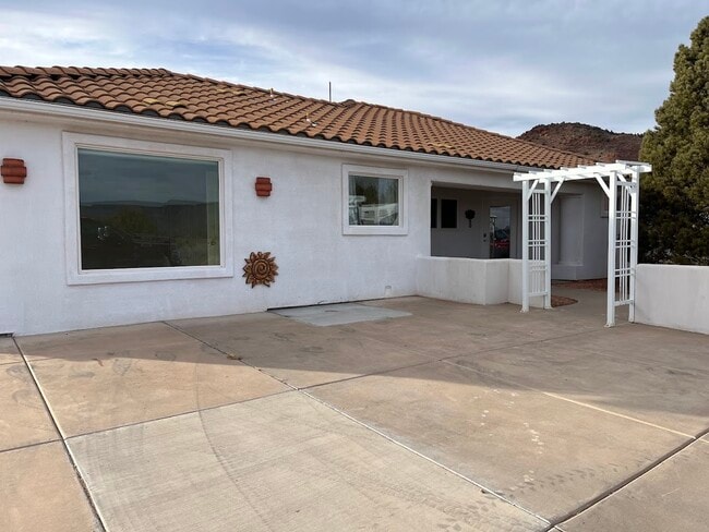 Building Photo - 1444 Mountain View Dr