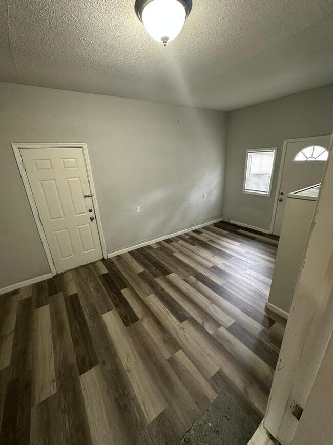 Building Photo - 4 bedroom 2 bath