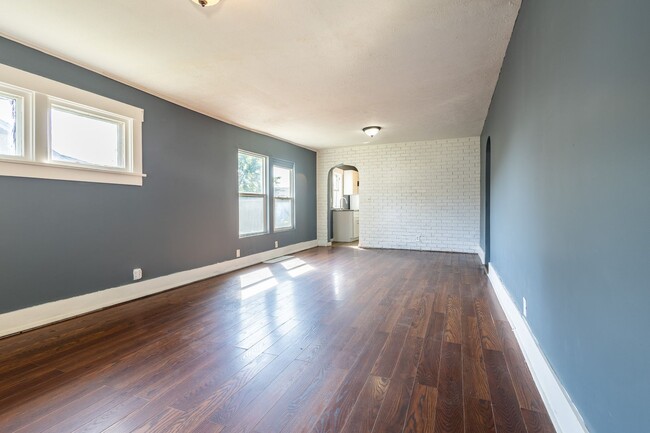 Building Photo - Spacious 2 bedroom/1 bathroom House in Cou...