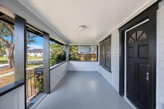 Foto del edificio - Spacious 2bdrm/1bath home with detached ga...