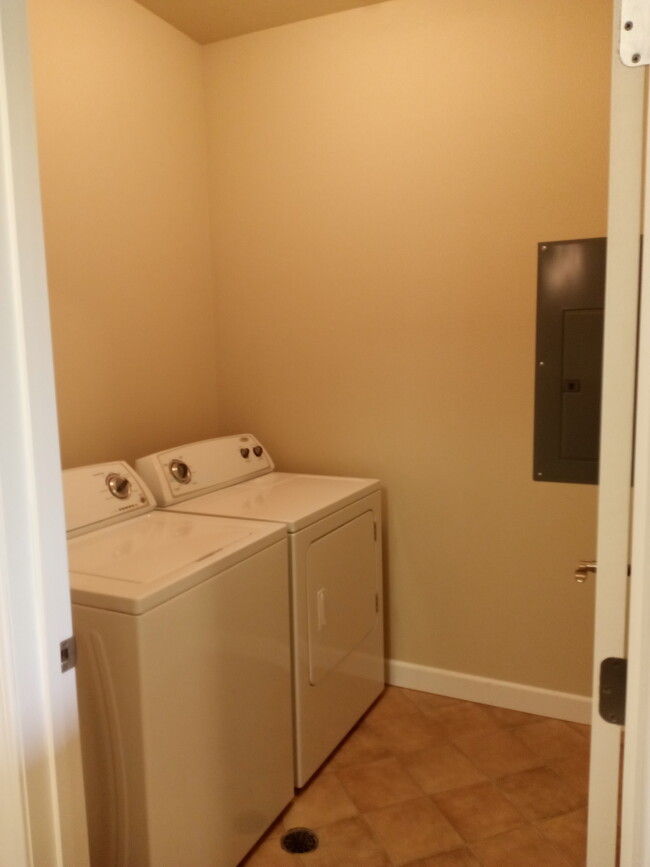 Laundry - 1911 Cobblestone Ln