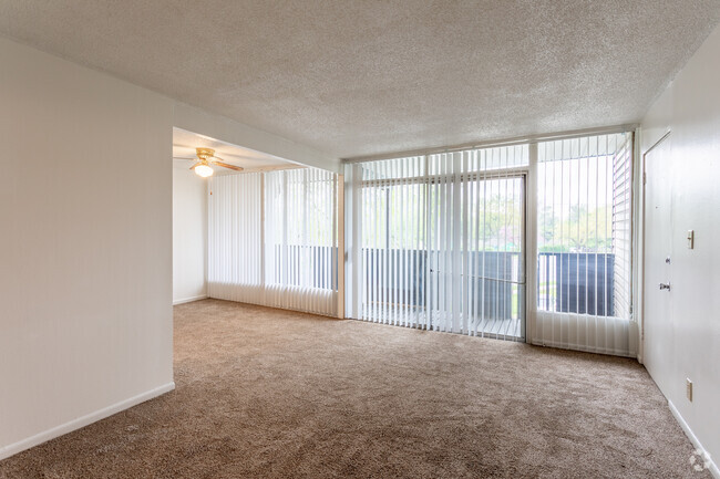 1BR, 1BA - 840 SF - Blue Ridge Place