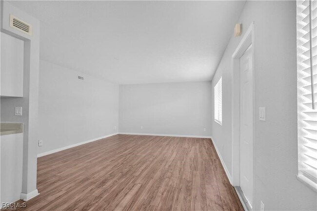 Foto del edificio - 4617 Bayshore Dr