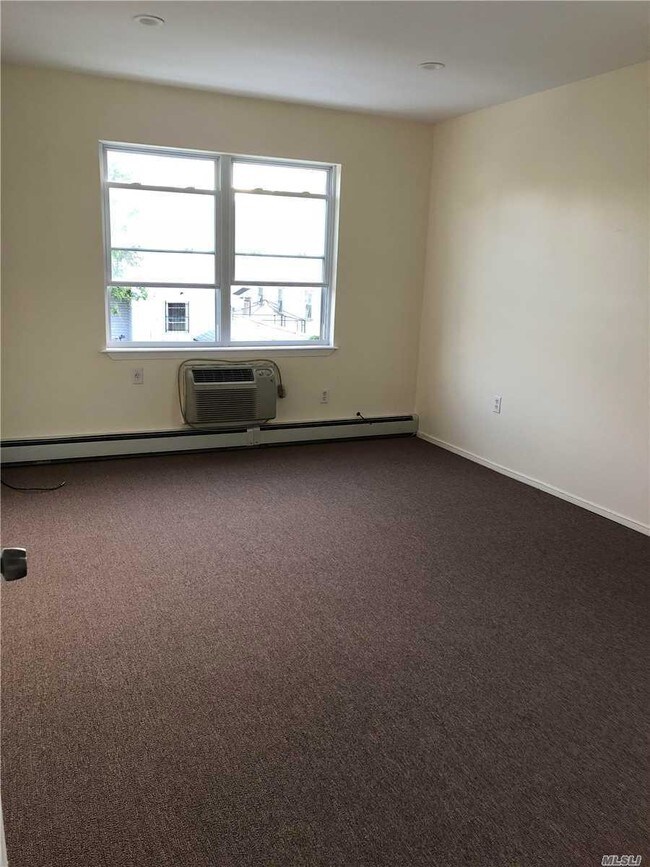 Foto del edificio - 3 bedroom in Jamaica NY 11433