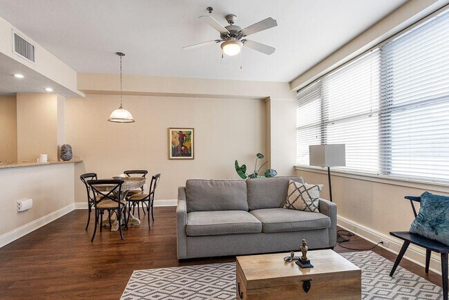 Building Photo - 925 Common St