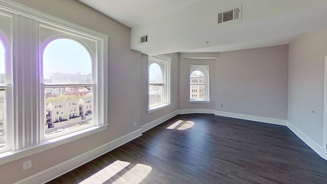 Interior Photo - 306 W Franklin
