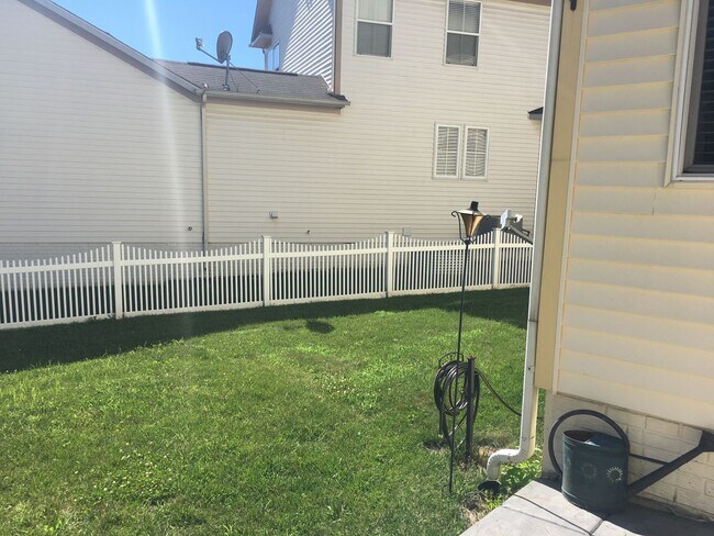 Building Photo - Single Family Home in Established Urbana H...