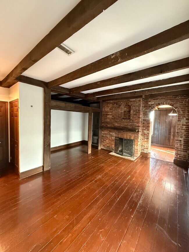Estudio - 115 S Patrick St