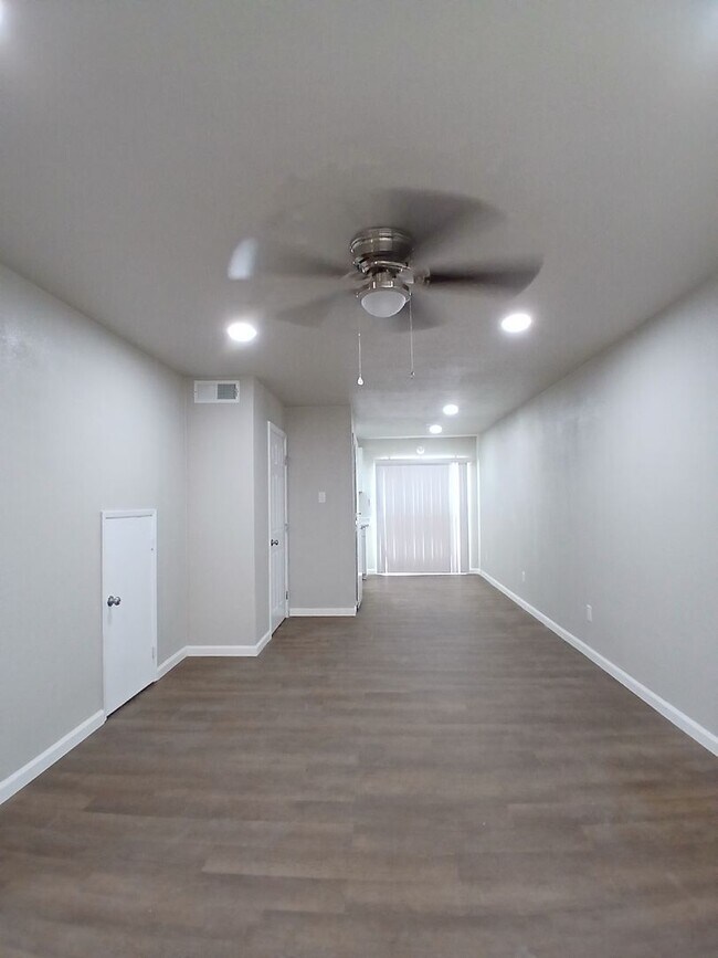 Foto del edificio - 305 N Lake Ave