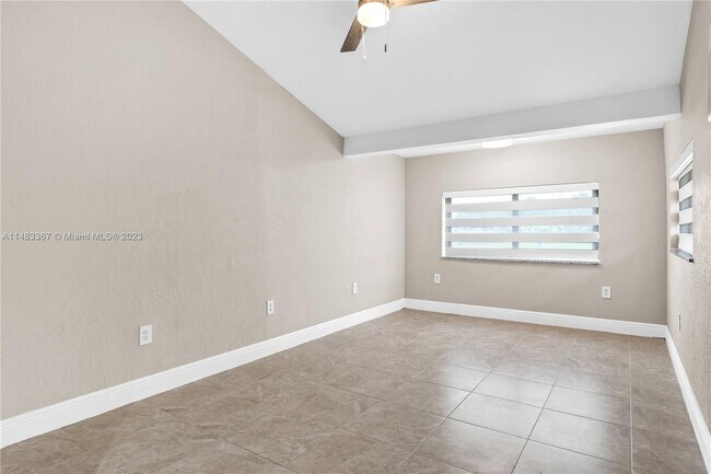 Foto del edificio - 157 Curtiss Pkwy